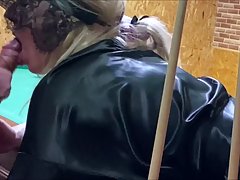 Блондинка мамочка в маске открыла ротик и подставила дырочку для домашнего порно