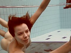 Рыжая девушка в бассейне показывает соло эротику под водой и хвастается маленькой грудью