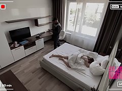 Скрытая камера в спальне подглядывает за девушкой, которую трахает парень
